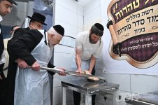 הגר''י אזרחי באפיית מצות..jpg