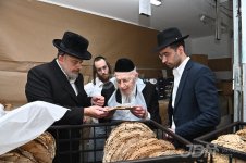 הגר''י אזרחי באפיית מצות.jpg